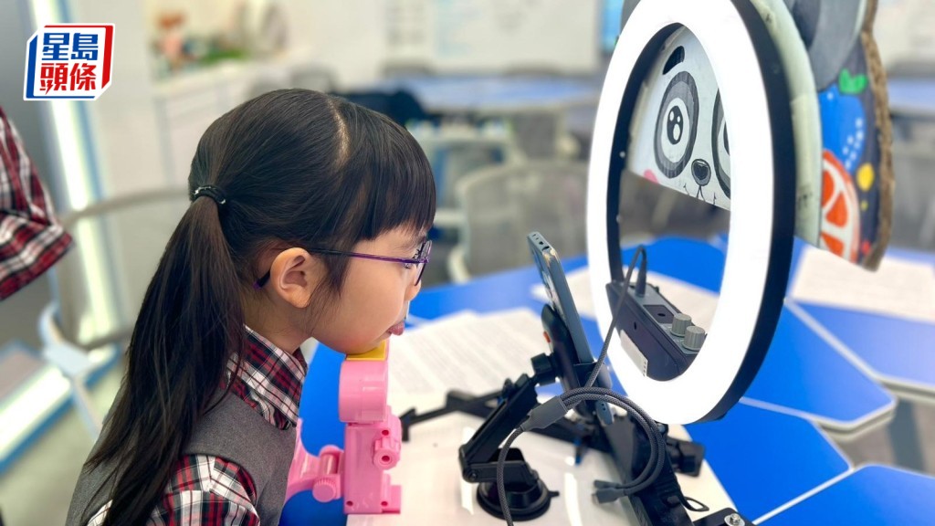 為提升舌診準確度，團隊特別設計了名為「舌加加」的光環燈光裝置（如圖），令拍攝時的光源保持穩定。佘丹薇攝