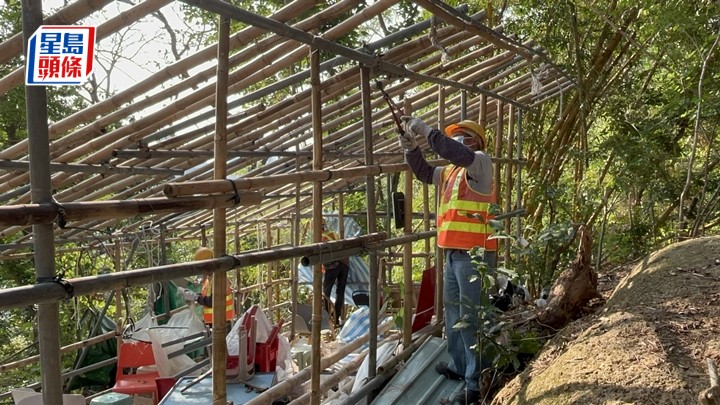地政總署派員清場。楊偉亨攝