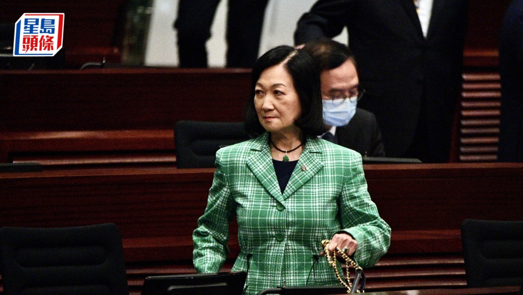 新民黨葉劉淑儀穿上綠色套。盧江球攝
