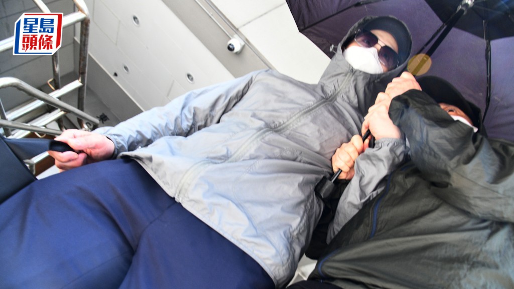 41歲男警梁龍軍（太陽鏡）被控不誠實意圖而取用電腦及刑事損壞共9罪提堂。何健勇攝