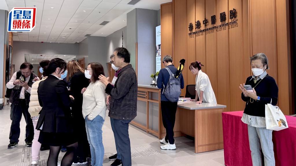 目前中医医院每日诊治近200名病人。资料图片