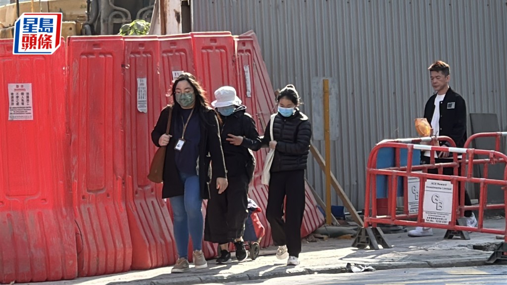 死者的妻女到殮房認屍,黯然神傷。劉漢權攝