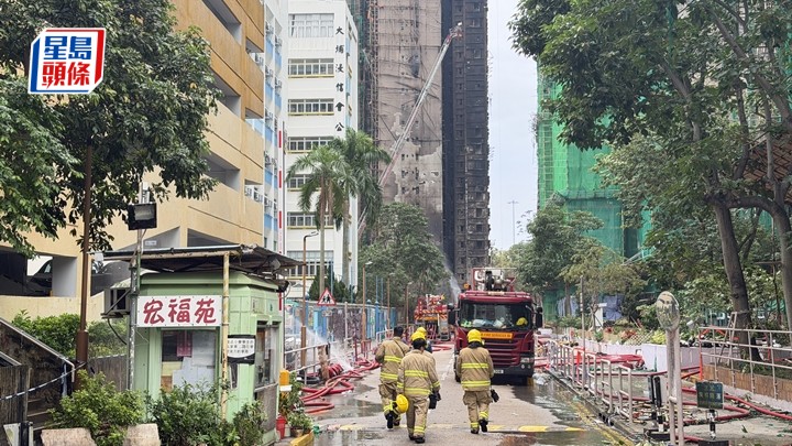 消防員繼續在宏福苑火警現場善後。梁國峰攝