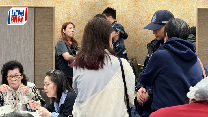 警員在酒家內調查。梁國峰攝