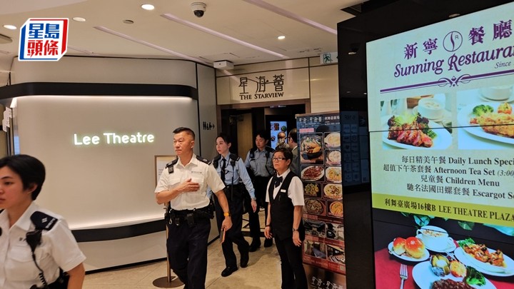 初生男嬰被棄於利舞臺廣場1樓女廁廁格內，警員到場調查。梁國峰攝