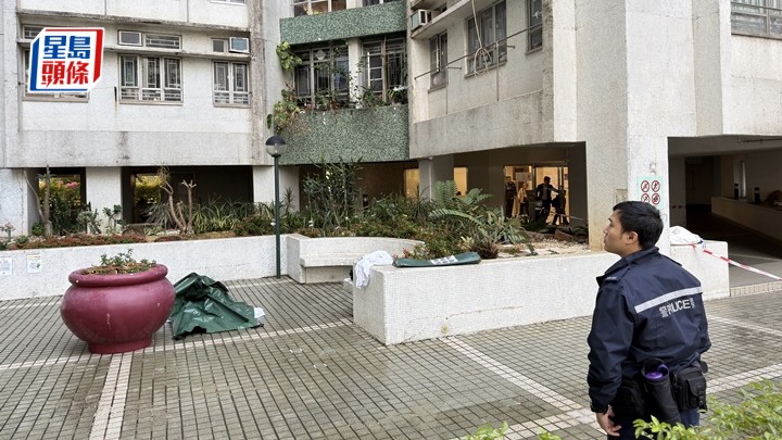 男子墮樓死亡，警員在場調查。梁國峰攝