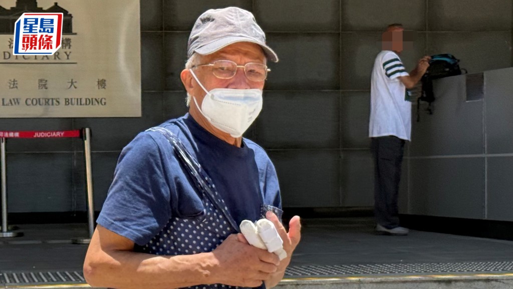何伯受傷後首露面，他今早現身屯門法院出席被指向他人噴殺蟲水的案件。黃巧兒攝