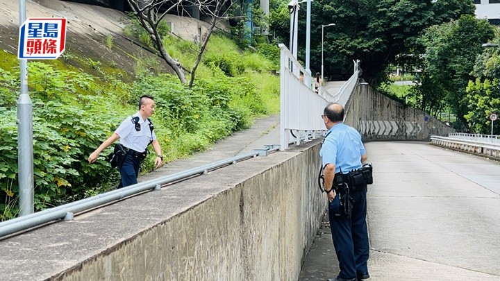 男子跳橋死亡,警員在場調查。蔡楚輝攝