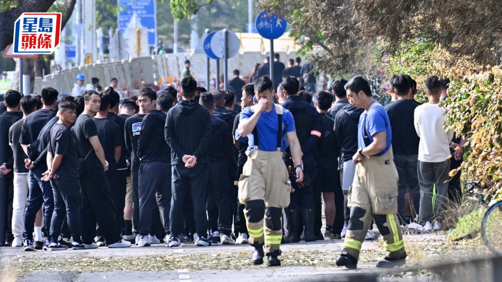 大埔宏福苑五級火丨保安局赴消防局悼念殉職消防員 社媒發文致敬：任務已完成，落更了