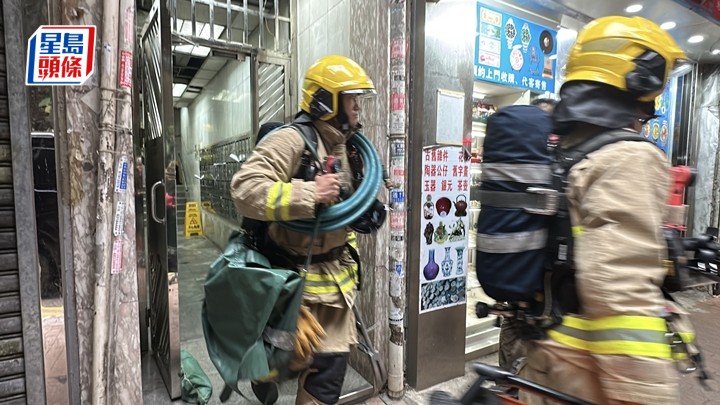 消防員到場將火救熄。劉漢權攝