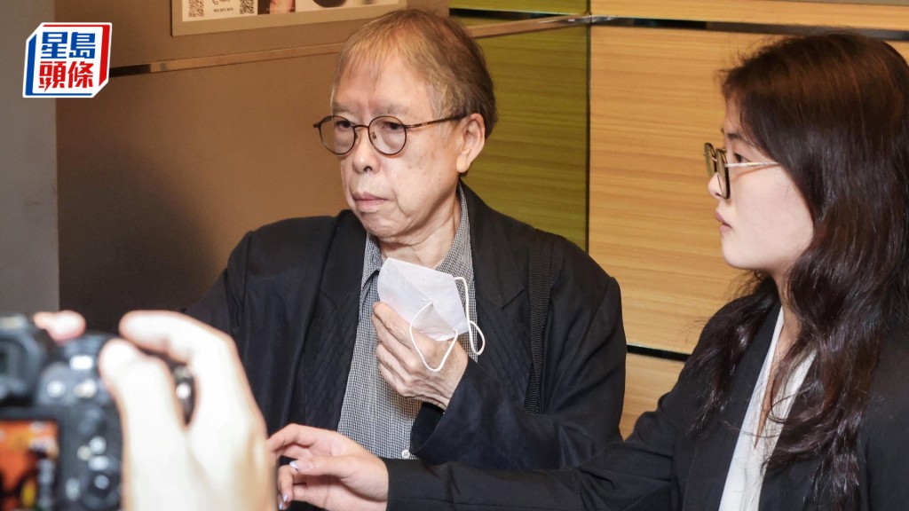 梁淑德(左)被指为一名病人接生时，未有适当地记录治疗纪录。