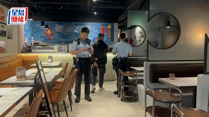 警員在火鍋店調查。梁國峰攝