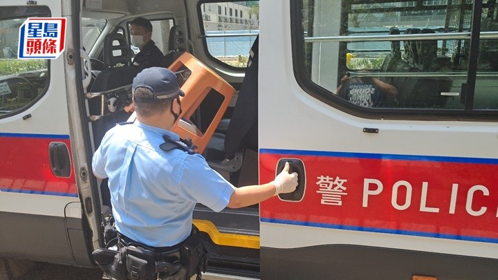 警員檢走一張膠凳。林思明攝