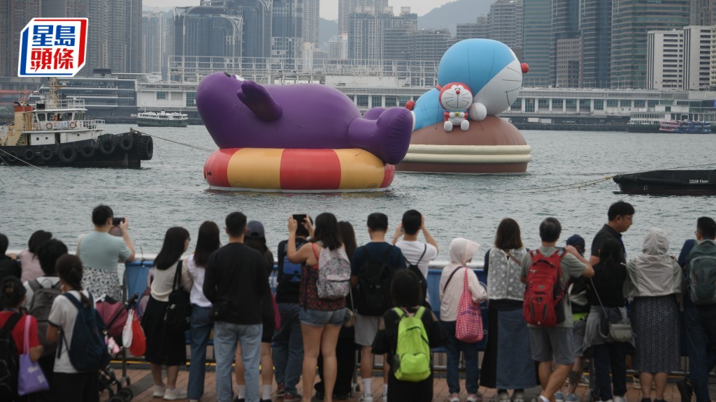 維港海上大巡遊|活動最後一日 市民湧往兩岸送別滑嘟嘟、LABUBU等。陳浩元攝