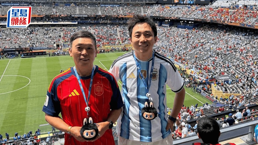 段永平夥王寧睇世界盃決賽 首次公開合影 泡泡瑪特股價曾升逾3% 