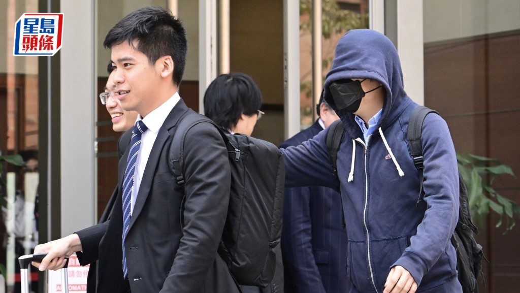 彭閏謙（黑色口罩）否認行賄罪，辯方稱涉案警員借款時打慘情牌，彭基於慷慨才借出款項。陳極彰攝