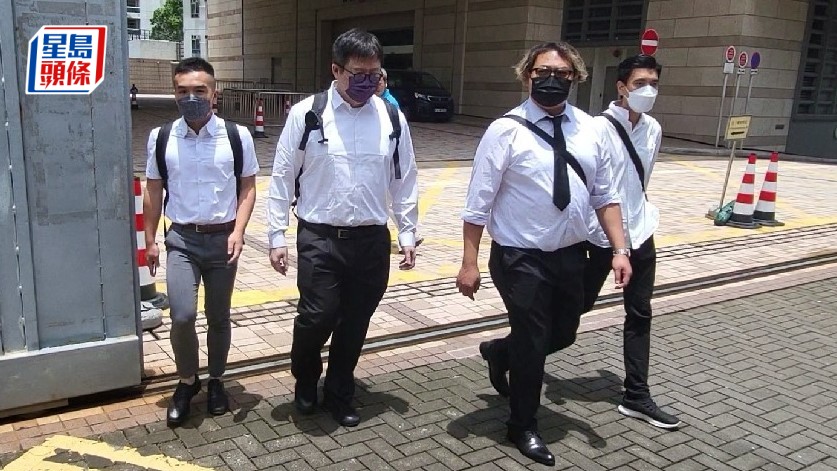 渠務署助理電氣督察鍾智偉(左一)稱,若回流井有工程應會關閉所有管道,污水不會流入。機電署監工盧偉雄(右二)曾下井救人,惟最初未發現死者蹤影。王仁昌攝