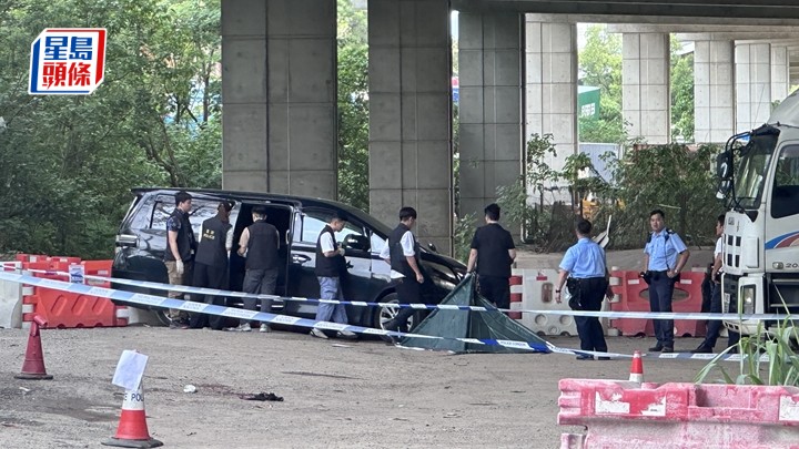 男子伏屍橋底，旁邊一輛七人車染有血迹，警員封鎖現場調查。梁國峰攝
