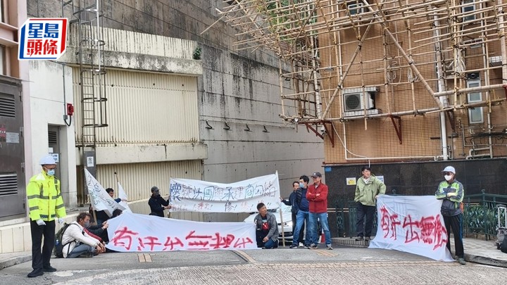一批工人在碧瑤灣25至27座對開追討欠薪。