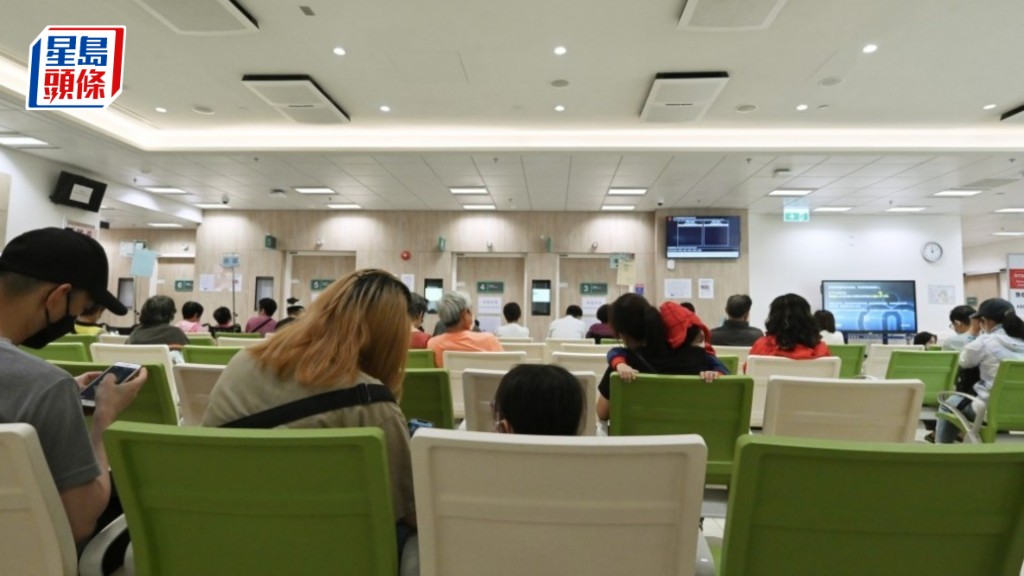 兩名立法會議員均認為政府應增加夜診服務。資料圖片