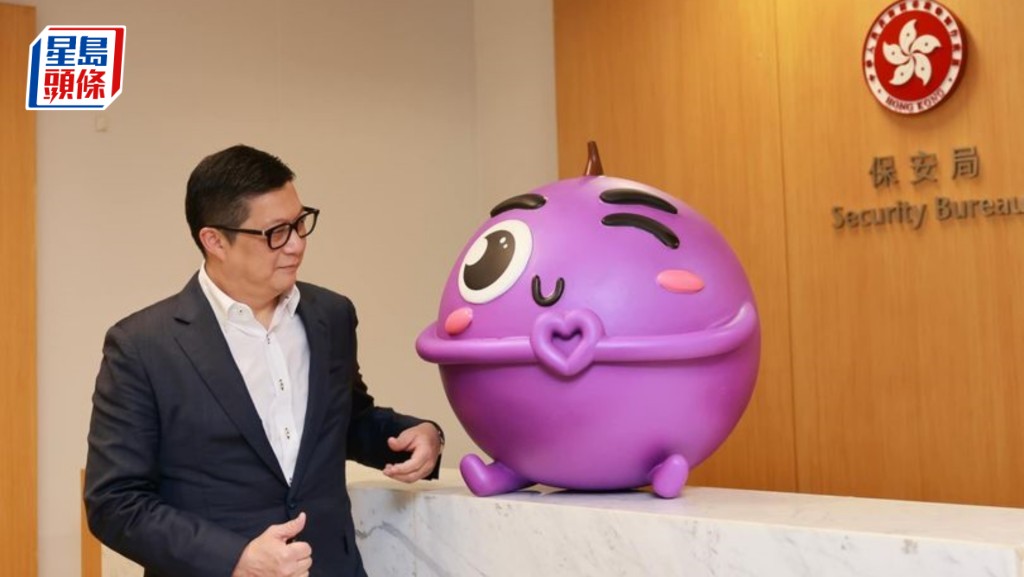 鄧炳強迎接其中一粒壽星提子落戶保安局。鄧炳強fb