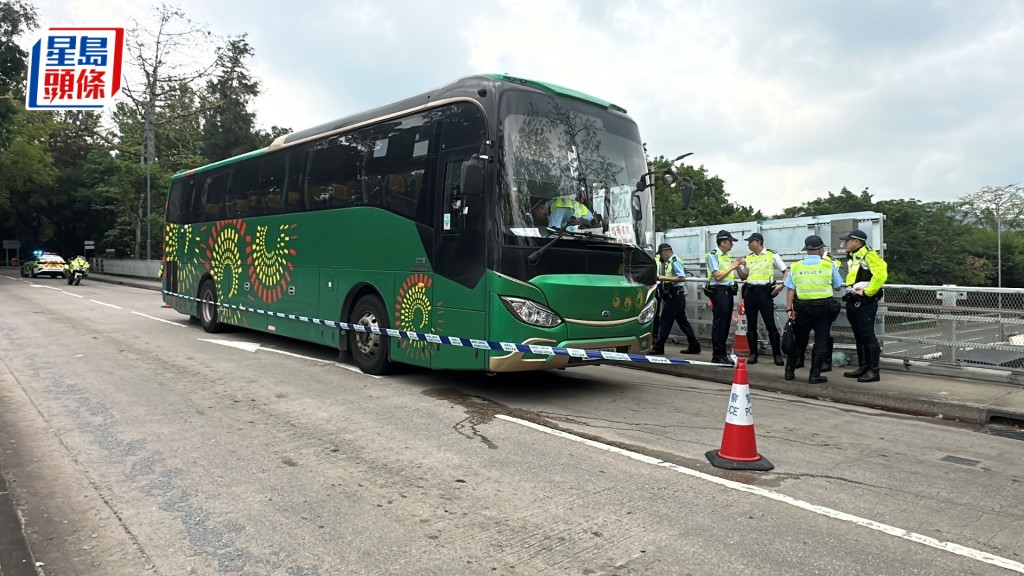 一輛旅遊巴昨日沿古洞路行駛期間撞斃一名正在過路的女子。劉漢權攝