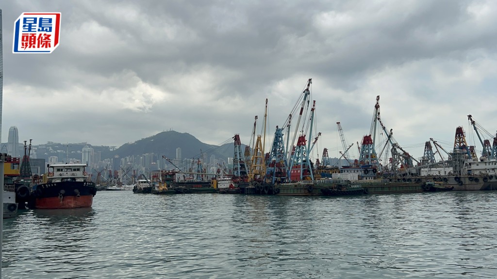 新油麻地避風塘一艘客船機房起火冒煙，無人受傷。楊偉亨攝