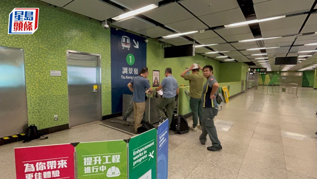 工程人員圍封扶手電梯進行維修。林思明攝