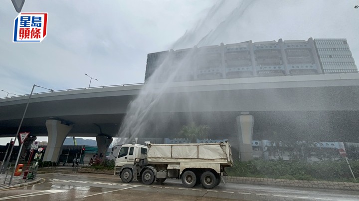 鹹水管爆裂噴出約20米高水柱。楊偉亨攝