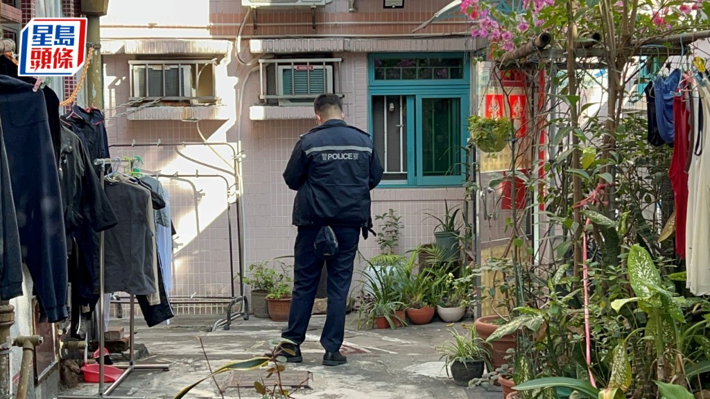 男子墮樓亡，警員到場調查。林思明攝