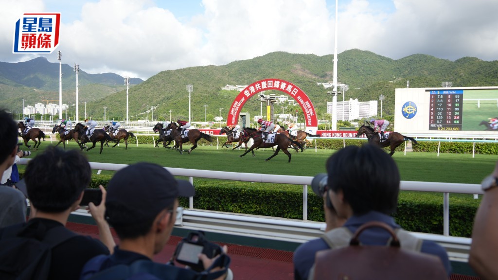 回歸29周年｜沙田馬場回歸賽馬日 上海旅客首次下注贏數百元：以後要常來 不來都不行
