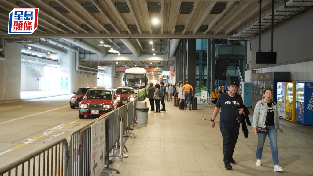 啟德郵輪碼頭4艘郵輪今明兩天泊岸 遊客讚交通便捷 盼再訪港留更長時間。劉駿軒攝