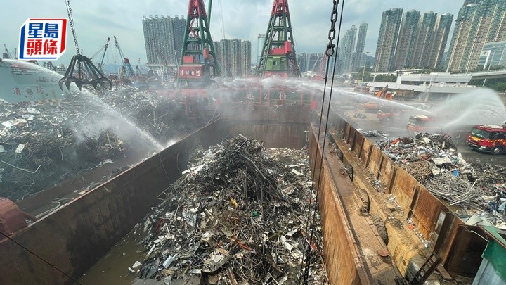 新油麻地避風塘躉船發生火警。香港消防處