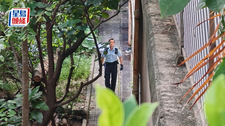 警員用白布遮蔽遺體,調查事件。蔡楚輝攝