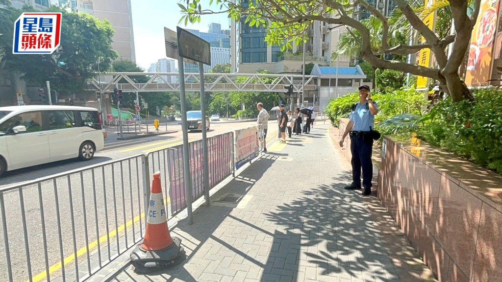 插在行人路欄杆上的國旗被盜去。楊偉亨攝