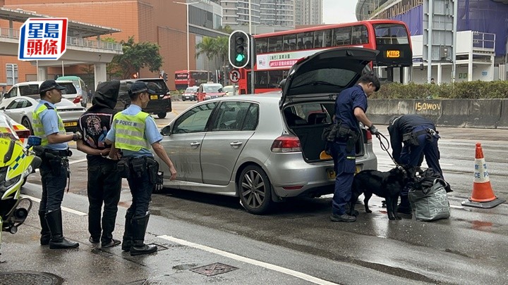 男子被捕後警方召來緝毒犬搜車。林思明攝
