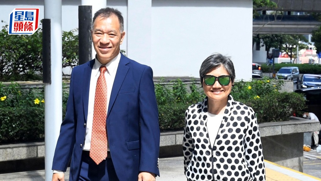 蔡淑梅稱自己2分05秒能完成「望聞問切」輸入電腦資料及發出免針紙程。旁為其夫白偉雄。資料圖片