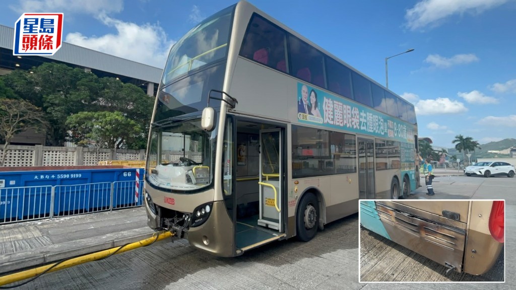 九巴車尾冒煙，消防用滅火筒將火救熄。楊偉亨攝