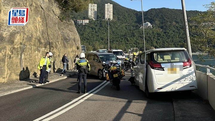 香島道兩部七人車迎頭相撞。fb:香港交通及突發事故報料區