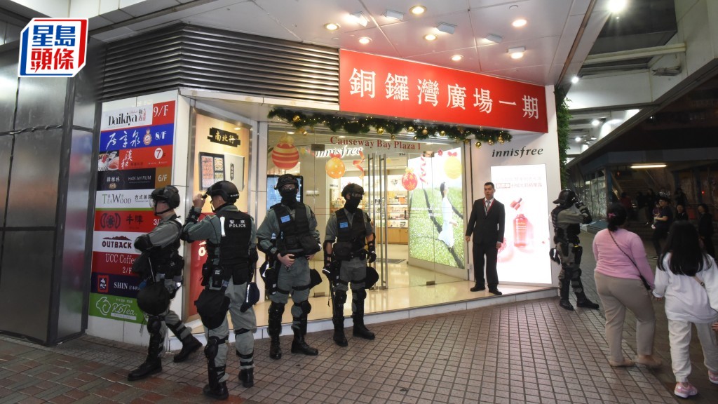 案發日銅鑼灣廣場一期的易發時計錶行被劫走12隻手錶,涉疑案中主腦李嘉文經審訊後被裁定搶劫罪成,還柙候懲。資料圖片