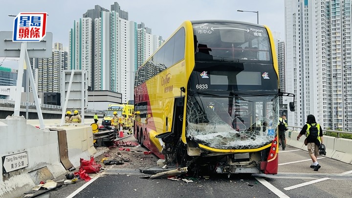 城巴失事，車頭被劏開。蔡楚輝攝
