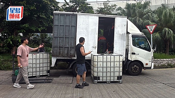 警方在马料水打击鬼油站。刘汉权摄