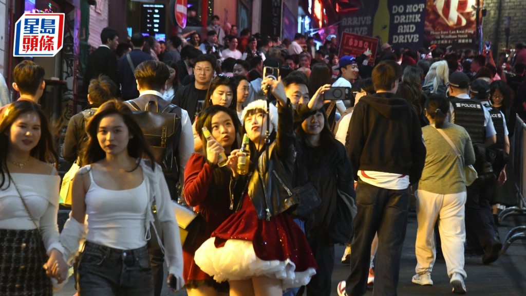 圣诞节吸引不少访港旅客来港。