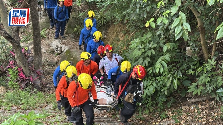 失蹤婦人獲救，由人員抬下山送院治理。梁國峰攝