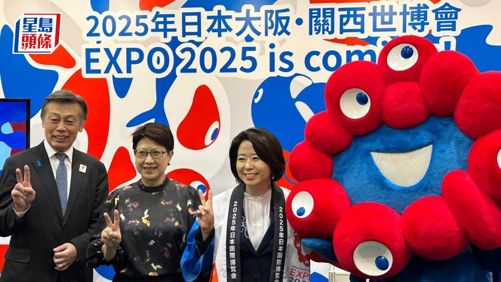 自見英子參觀日本國際博覽會協會參展的「2025年日本大阪關西世博」攤位。黃鈺鈞攝