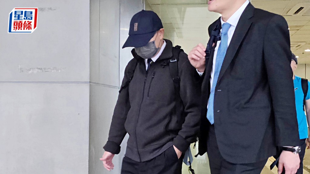 被告林永康（戴帽）被指于女校开放日当天于校内跟踪并拍摄一名女生，林拟否认一项游荡罪8月受审。王仁昌摄
