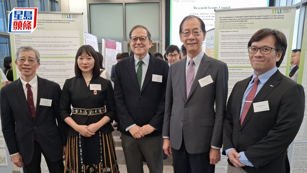 研資局主席唐偉章（右二）受訪時表示，相信研資局未來數年的研究資助撥款將不受影響。教資會秘書長鄧特抗（中）指出，本地學生申請博士獎學金的成功率較來自外地的學生高。歐文瀚攝