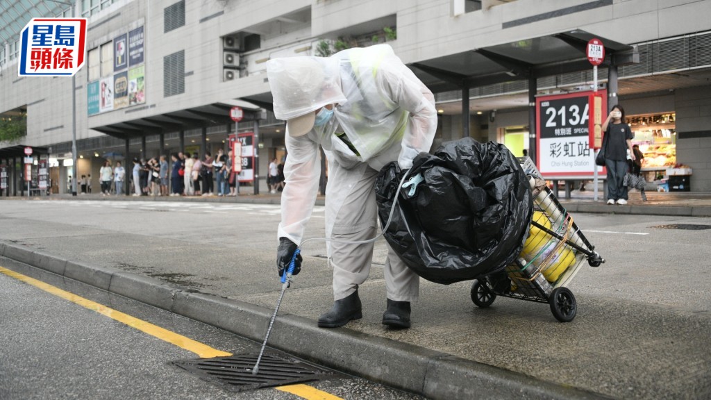 基孔肯雅熱︱政府派員到觀塘安達邨一帶施放蚊油。陳浩元攝