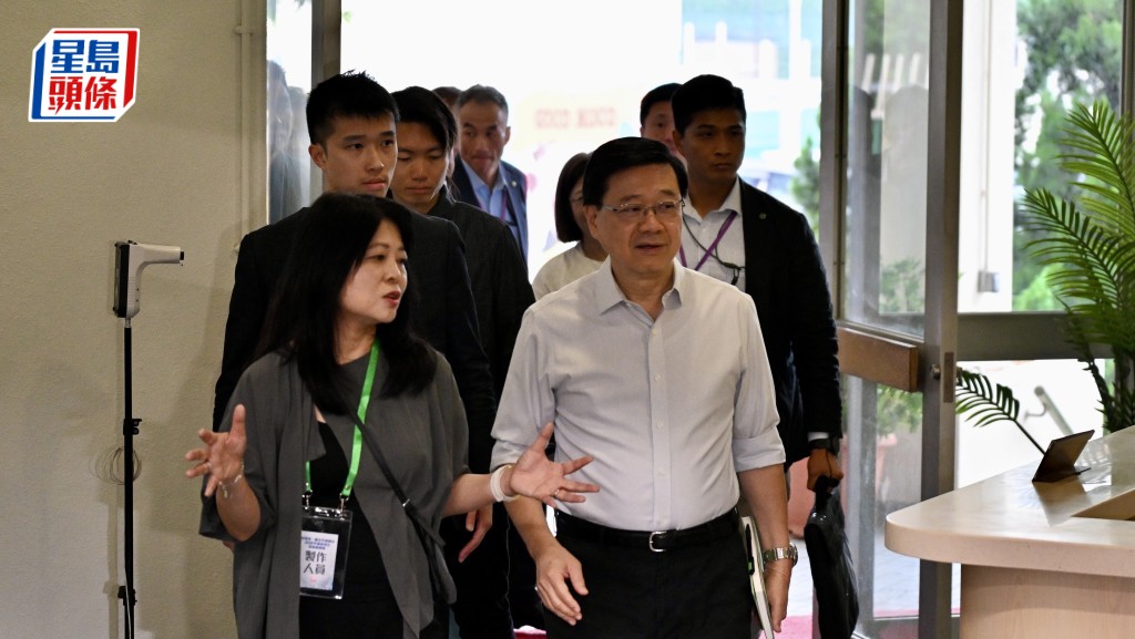 李家超率司局長出席地區諮詢會 收集《施政報告》及五年規劃意見