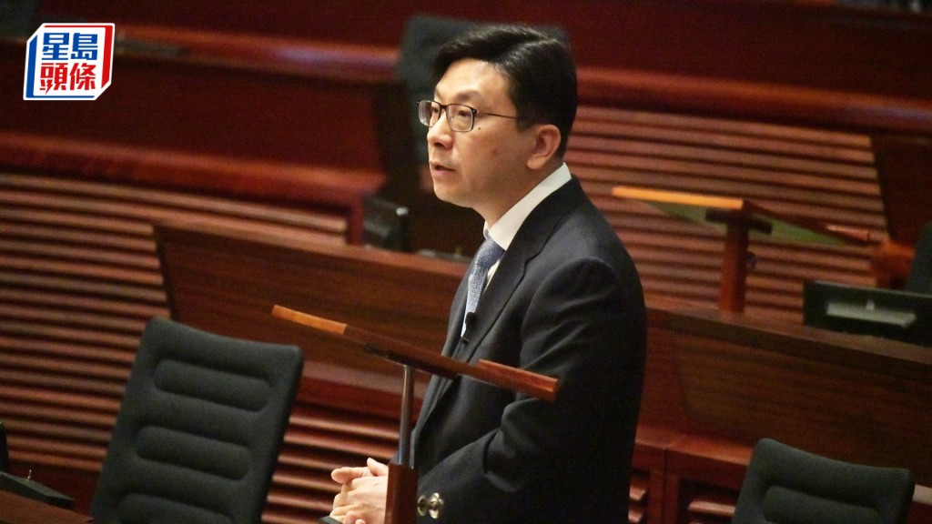 孫玉菡在立法會會議回應議員提問。黃偉強攝